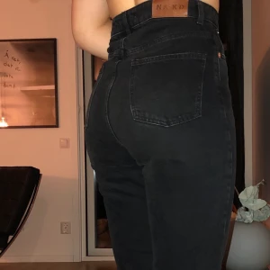 Svarta högmidjade jeans - Svarta jeans, högmidjade. Från Nakd. Storlek 36. Använda en gång. 250kr, nypris 520kr. 