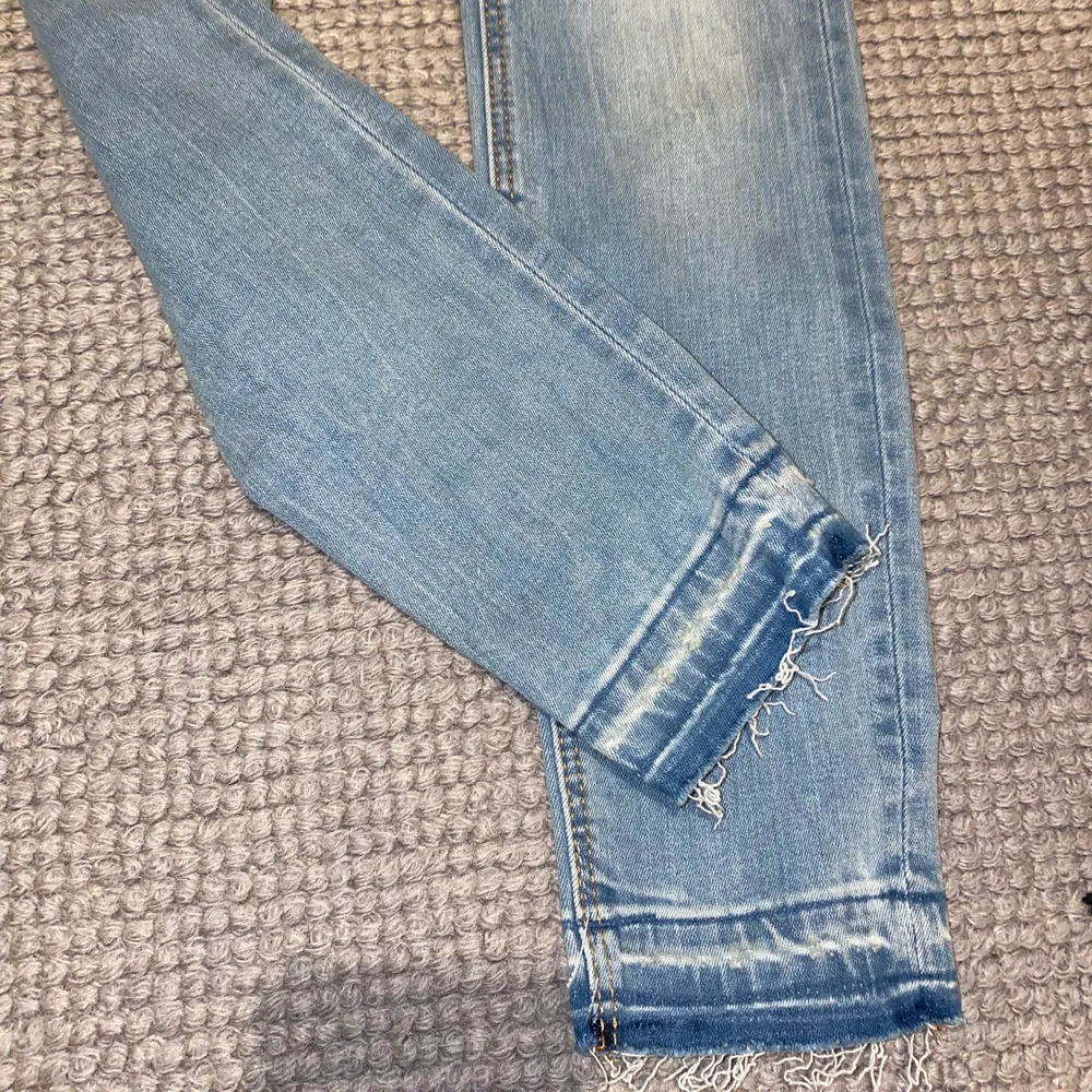 Jeans från Zara i ljus färg. Detalj vid anklarna. Aldrig använda. Storlek 34. Jeans & Byxor.