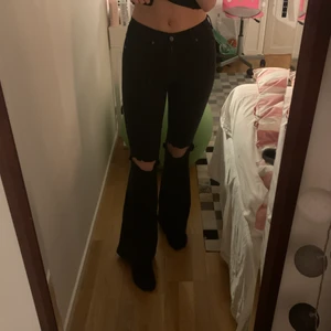 Dr Denim jeans - Svarta bootcutbyxor med hål