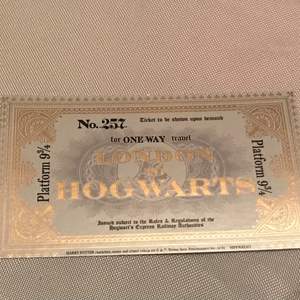 En Hogwarts Express biljett med guld dekorationer. Tjockt papper, väldigt bra kvalitet. Köparen står för frakten💕