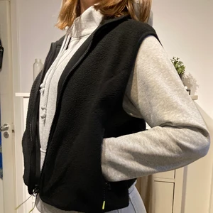 Väst - Weekday  - Säljer denna superfina västen från weekday då jag inte får någon användning för den längre. Den är använder kanske 2-3 gånger och den är därför fortfarande i toppskick!! Köparen står för frakten 🌸