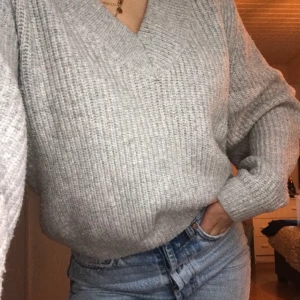 Grå fin tröja  - Detta är en grå tröja som är så varm men så fin den går att styla på flera olika sätt! 