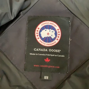 Canadagoose vinterjacka  - Rätt använd canada goose jacka, sliten i muddarna 