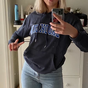 Mörkgrå hoodie  - Endast använd en gång!! Mörkgrå hoodie med tryck från SHEIN i stl L (passar mig som brukar ha M) 