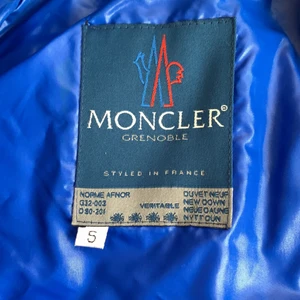 Moncler vinterjacka  - Vintage herr vinter jacka från moncler, storleken är S men skulle säga att den passar alla. Den finns inte att få tag i längre, buda högst o den ä din