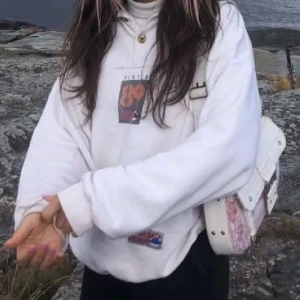 Vintage tröja  - Säljer denna extremt snygga vintagetröja som är köpt här på Plick. Säljer den för att den aldrig kommit till användning. Köpte den för 450 så säljer för 350kr +60kr frakt. DMa mig vid intresse!❤️