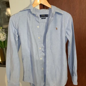 Skjorta - Blå skjorta från Ralph lauren. Figursydd. Väldigt stilig och snygg. Stl XS