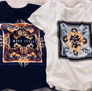 Snygga mönstrade t-shirts! 🖤 - Säljer dessa två fina tröjorna, båda är i storlek S! Säljer båda för 90kr eller 50kr/st, först till kvarn dvs ingen budgivning 🖤🤍 Köparen får välja mellan spårbar frakt (lite dyrare) eller vanlig frakt.