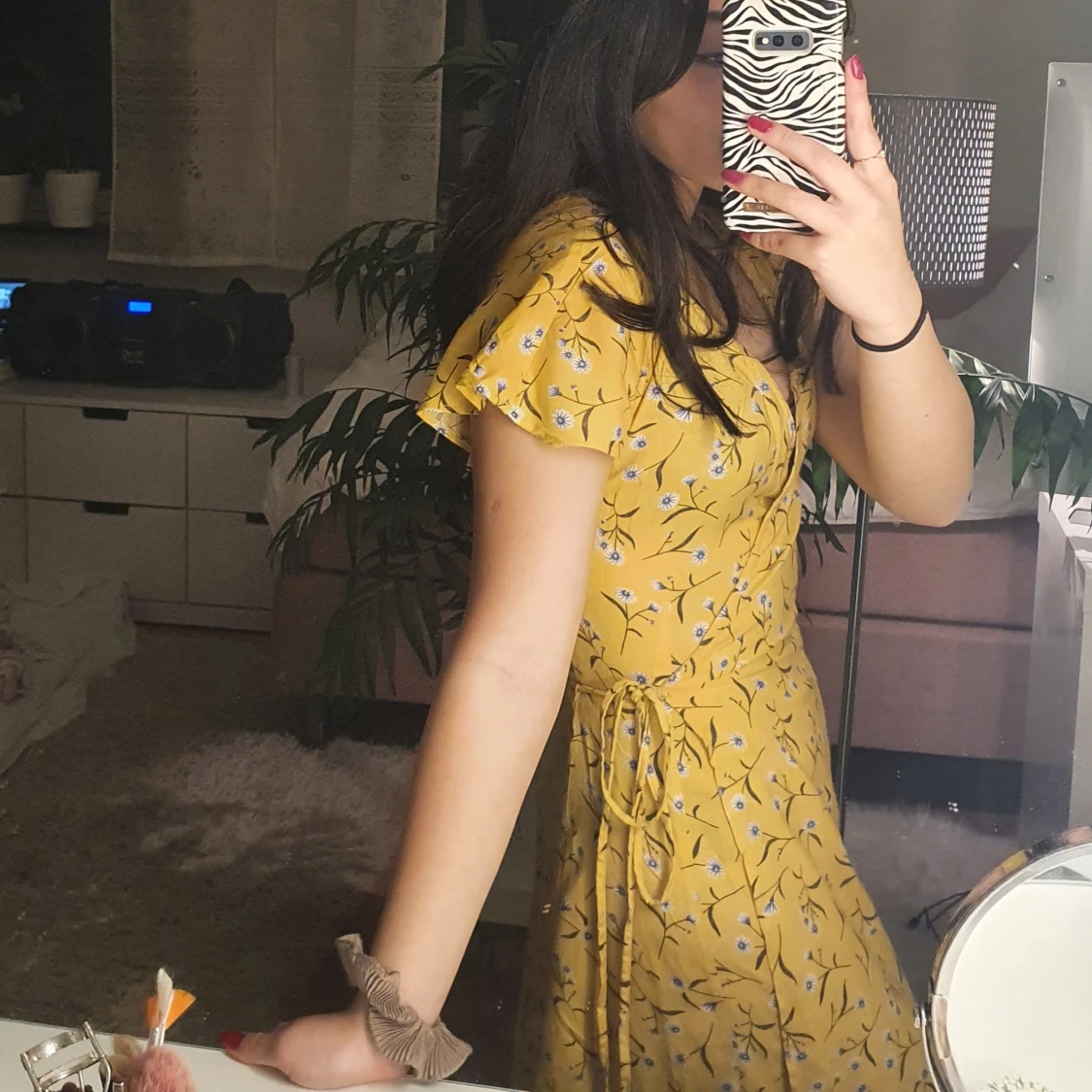 Gul blommig sommarklänning  - 90