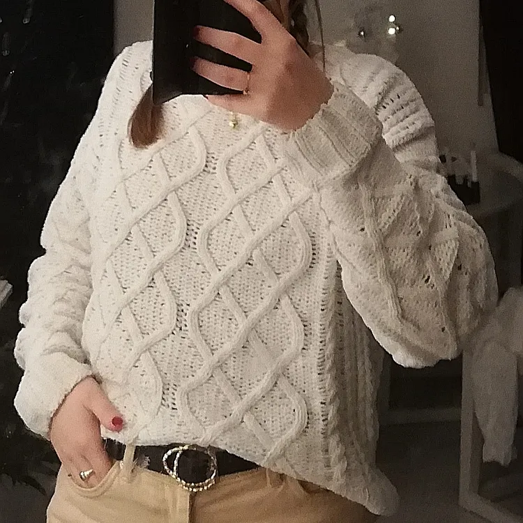 Supermysig stickad tröja i en vit/off white färg:) den är från Kappahl och är i storlek XS men är väldigt oversized så passar större storlekar. Säljer pga av att den inte används längre men har varit en favorit:) pris kan diskuteras! . Stickat.