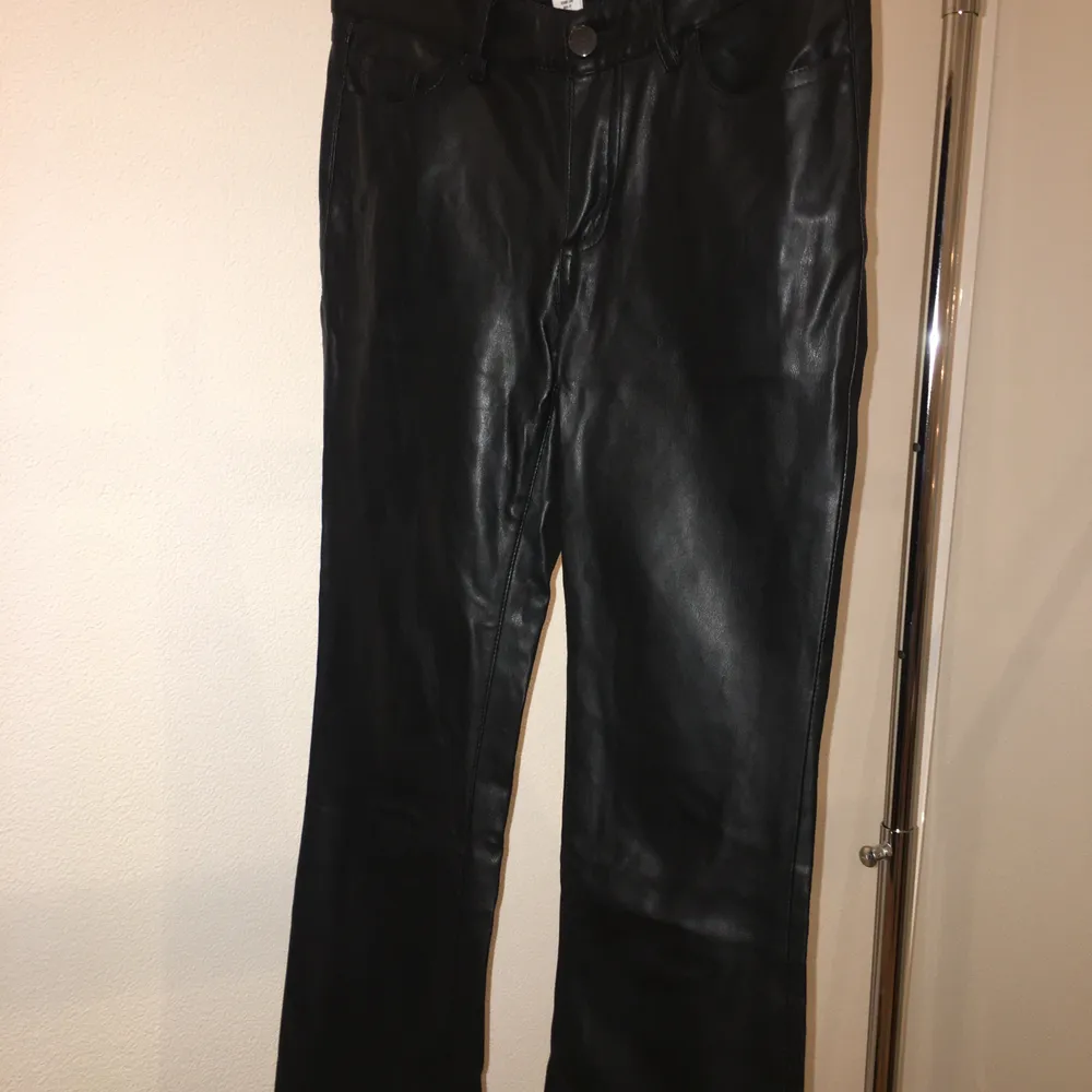 Dessa byxor är väldigt sällan använda förmågor år sedan. Dem är lite utåtsvängda i modellen, som en flare-modell! Vid intresse skriv gärna :). Jeans & Byxor.