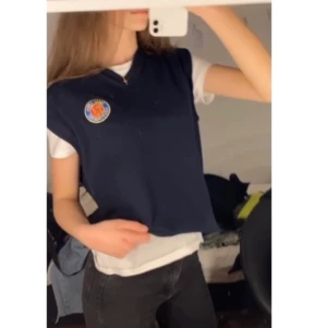 Väst  - SÅ fin väst, som går att styla hur snyggt som helst med en en vanlig skjorta under. Mörkblå med en V-ringning o ett märke på höger sida. Storlek M, men jag på bilden är en xs. 