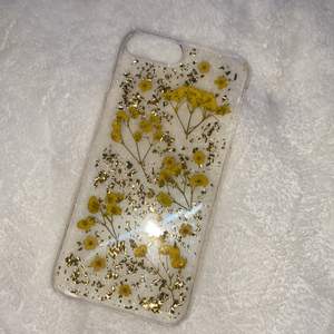 Fint mobilskal med blommor och guldfolie till iPhone 7/8 plus,lite repor men inget som syns direkt. säljer då jag bytt mobil☺️ 50 kr +frakt 