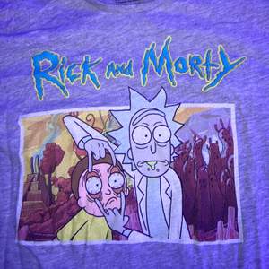 Överfet grå T-shirt med Rick and morty tryck! Väldigt bekväm och nästan oanvänd. (Den är skrynklig pga legat i garderoben o tryckt) 