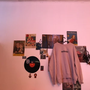 Ljusrosa Tröja Med Text - En mysig oversized ljusrosa tröja med ordet ”authentic” broderat på framsidan i storlek XL. Köpt på H&M. Använd ett antal gånger och säljer pga att jag inte använder den längre.