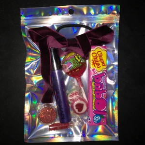 Stor goodiebag  - En stor goodiebag som innehåller nyx lipcream, chupa chups tuggummi, glitter, hårband, glina och lite godis🥺💕 90kr plus frakt💕 en superbra present för i år✨😊