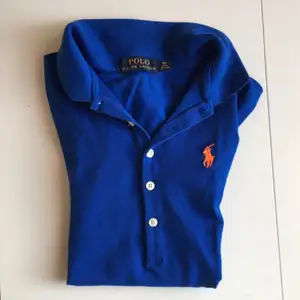 Ralph Lauren Polo-tröja i modellen Skinny Fit Stretch Mesh Polo. Sitter tight men materialet är stretchigt vilket är mycket smickrande. Endast använd ett fåtal gånger. Nypris $89.50, ca 800 kr. 