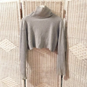  - Asnajs avklippt grå långärmad polo tröja 🌮 Välanvänd och passar till ett par schyssta shorts på sommaren eller ett par höga svarta jeans med en mysig kappa över till vintern 😍 ett litet hål vid höger nacke som man ser på tredje bilden... men hålet syns inte med polon nere 🔥

FRI FRAKT 💌