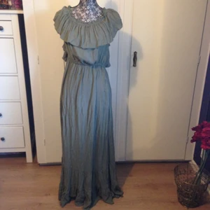  - Ursnygg klänning köpt i London! Prislapp kvar, inte ens provad.