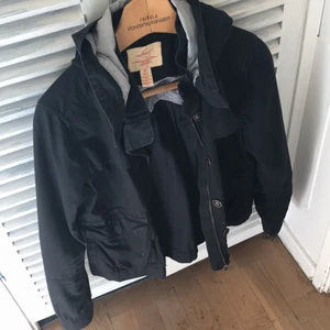  - Snygg jacka från Levis i parkas material. Något kortare i modell och tunnt tyg, perfekt nu till våren 
