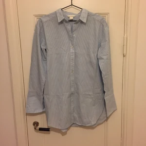  - En lite längre skjorta från HM. Använd en gång! Ledsen för att den är skrynklig, äger dessvärre inget strykjärn 😅 skjortan har så fina ärmar!