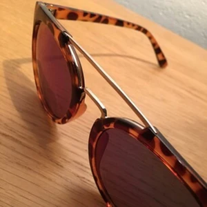  - Solglasögon med lite blåa skiftningar i glaset! Inte riktigt min stil så jag har faktiskt aldrig fått använda dem. Köpare får betala frakt, eller så möts vi upp :)