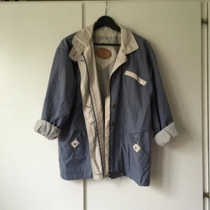  - Snygg vintage "parkas"-jacka med utslitna, insydda axelvaddar som funkar att ta bort om man vill! För mig har den inte påverkat passformen då den är lite oversize! Köparen står för frakten! Betalningen sker via swish!