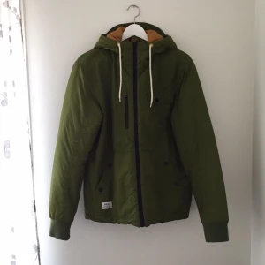  - Herrjacka från Wesc. Storlek medium. Sparsamt använd. Kan mötas upp i Stockholm, annars frakt 50 kronor.