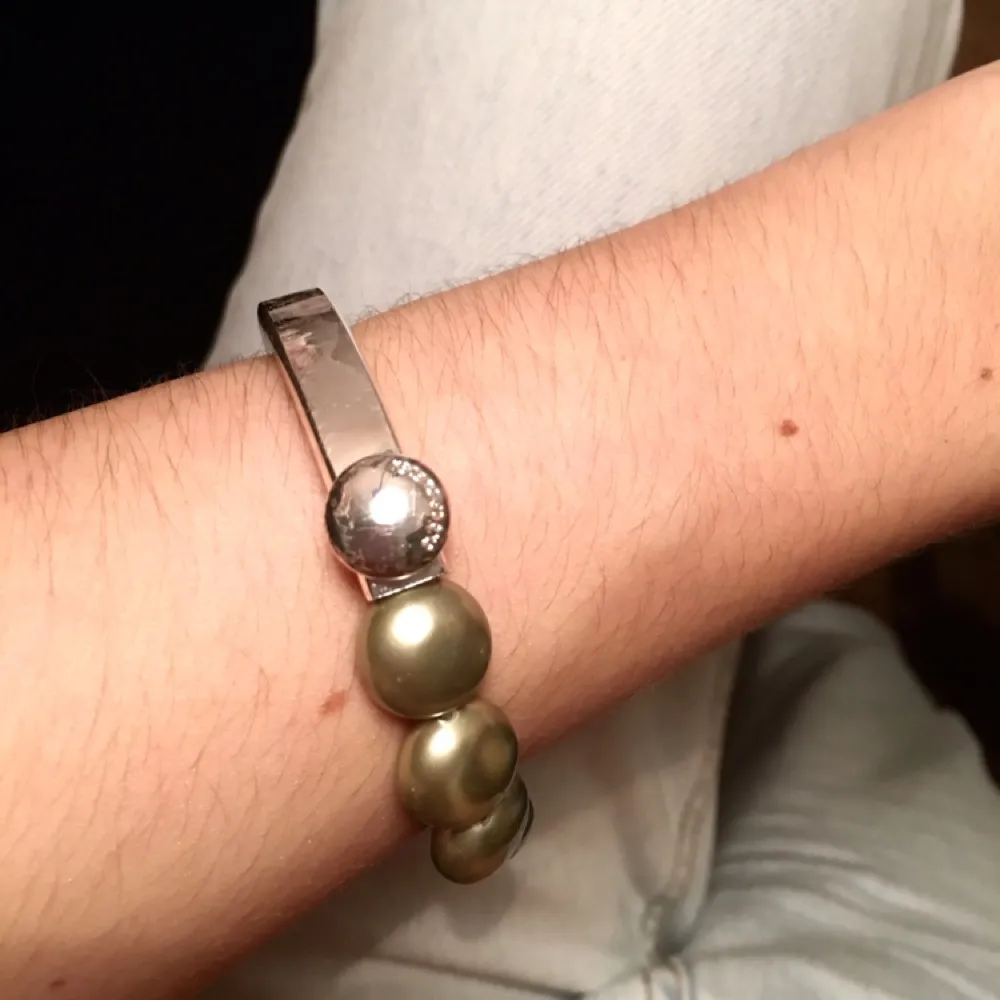 Jättefint tvåsidigt armband från SNÖ of Sweden. Hälften silvrig, hälften gröna pärlor. Påsen medföljer! Silverdelen är något sprucken vilket dock skapat ett fint mönster! Resår i pärldelen så det passar alla. . Asusteet.