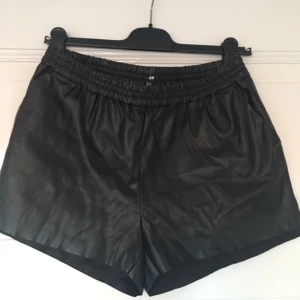  - Shorts i skinnimitation från H&M. Använda någon enstaka gång. 