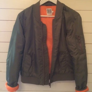  - Grön bomberjacka i bra kvalité. St. Tropez. 

Jag bär storlek M egentligen men denna är L och sitter bra.