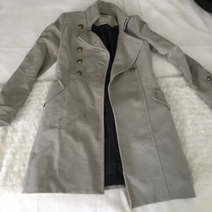  - Zara jacka behöver tvättas