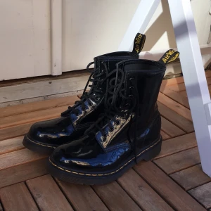  - Ett par Dr. Martens i storlek 38. I mycket bra skick och sparsamt använda, max 5 gånger.