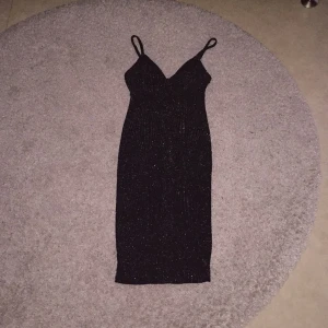  - Snygg glitterklänning från bikbok köpt förra året. Sitter som en smäck. 