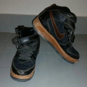  - Special edition Nike Air Force 1. Filtsko med läder runt om o i detaljer.