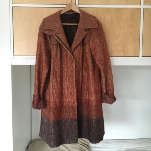  - Vårkappa från Hugo Boss. Fint skick! Den kan även bäras med bälte för en mer figursydd silhuett. Säljer pga garderobsrensning