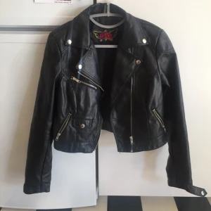  - HM, fuskskinn. Mkt bra skick. Vid frakt betalar du den.