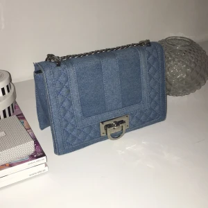  - Denim väska liknande chanel. 22x16x8