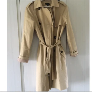  - Så snygg trenchcoat från TopShop. Köpt i New York förra sommaren för 1500 NOK. Men har hittat en ny jag vill köpa, så denne behöver en ny ägare :) kan skicka om köper betalar frakten 