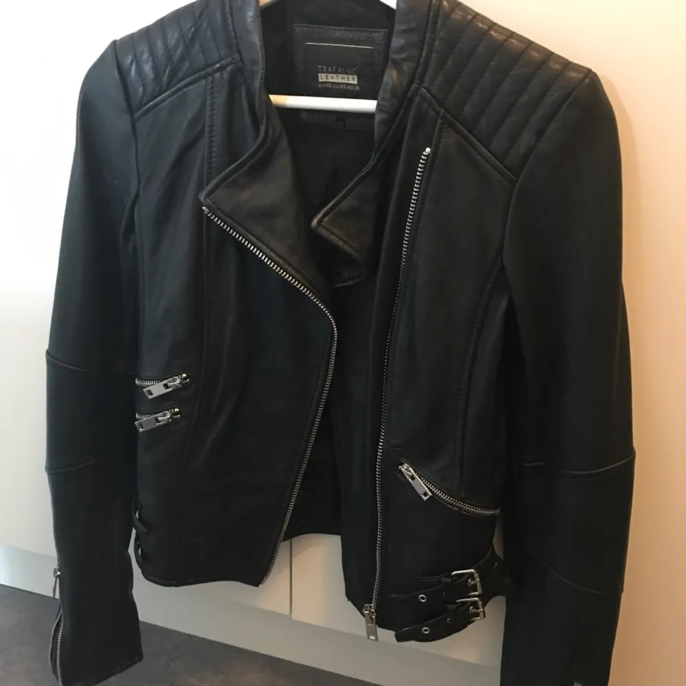 Leather jacket from Zara, only used a few times. Has a slimming fit. Äkta läder jacka från Zara som sitter figurformat på. . Jackor.
