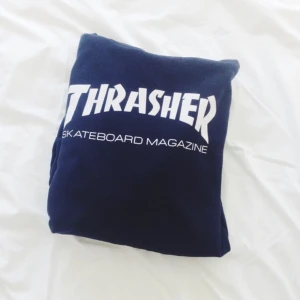  - Säljer knappt använd Thrasher hoodie som tyvärr aldrig används. Lappen är avklippt men skulle säga att det är stl L :)