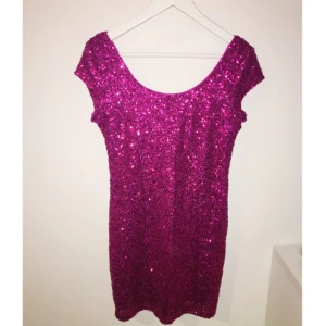  - Rosa glittrig paljettklänning från H&M, aldrig använd prislappen kvar. 