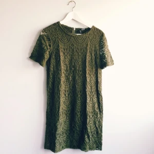  - Fin klänning från h&m, står storlek 44 men uppskattad mer som en 40-42! Aldrig använd 🌸