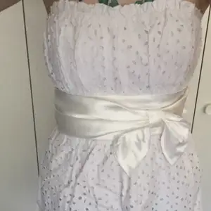 Strapless vit klänning med rosett. 20kr +frakt