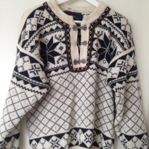  - Står mig nära, säljer pga paraknas. Stickad mysig islandströja. Den saknar ett spänne. Möts upp i stockholm! 