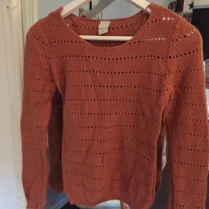  - Orange stickad tröja från Vila, använd en gång och är i storleken XS, perfekt till hösten!