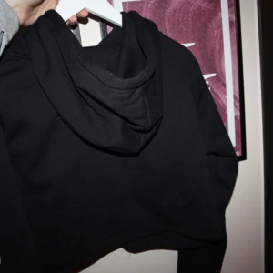  - Svart cropped hoodie från BikBok. Storlek small. Endast använd 1 gång.

Frakt kostar 42kr.
Kan mötas i Vallentuna, Täby C eller Vällingby C :)
