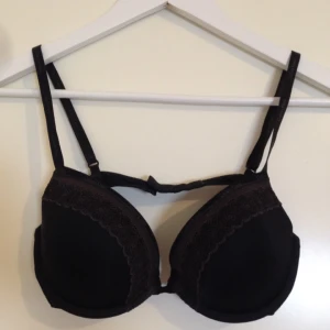  - Helt oanvänd bh, överskattade min kropp lite (lol) så den här fina Calvin Klein bh:n har aldrig använts! Den är svart med lite spets och är superbekväm. Jag bor i Sthlm, köparen står för frakten! Peace !!!