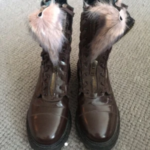  - Brunlackade fina kängor från Acne Studios! Säljes pga för små för mig . Använda kanske 2 ggr :) . Päls framtill med dragkedja . 