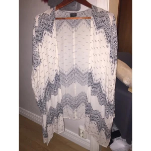  - Kofta/kimono ifrån vila. Köpte den för 249, och den är endast använd på en skolavslutning, ett dop och på ett bröllop. 